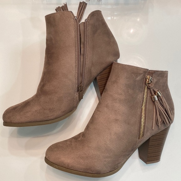 Ankle Boots - Picture 1 of 4